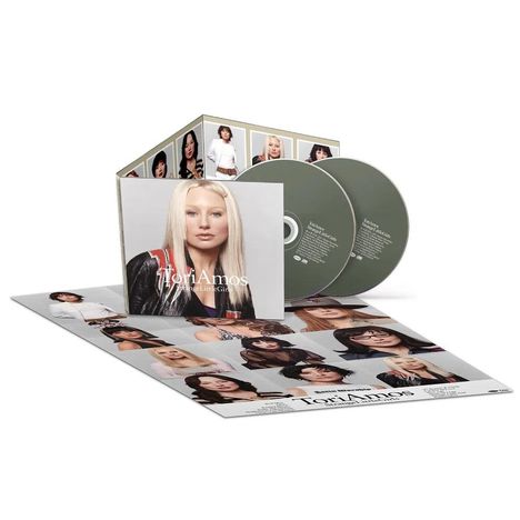 CD-Set mit "Tori Amos", "Strange Little Girls". Verschiedene Porträts von Frauen auf Verpackung und Einleger.