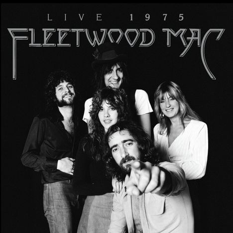 Text: "LIVE 1975 FLEETWOOD MAC". Fünf Personen lächeln, eine zeigt auf die Kamera.  Schwarz-weiß.