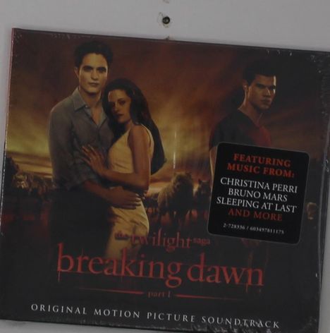 "Featuring music from Christina Perri, Bruno Mars, Sleeping at Last and more." Cover von "Breaking Dawn Part 1" Soundtrack.