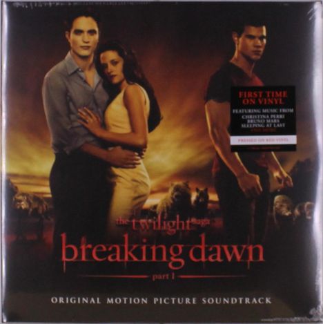 "Breaking Dawn Part 1" Soundtrack Cover: Zwei Menschen in inniger Umarmung, umgeben von einer dramatischen, warmen Landschaft.