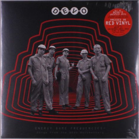"DEVO", "PRESSED ON RED VINYL", fünf Personen in Overalls und Helmen vor einem roten, tunnelartigen Hintergrund.