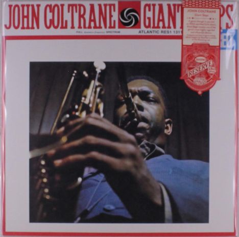 "JOHN COLTRANE GIANT STEPS" oben; Mann spielt Saxophon, in einem intensiven, fokussierten Ausdruck.