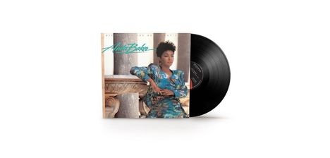 Vor einem Vinylalbum steht „Anita Baker“ in türkis. Es zeigt eine Frau in blauer Kleidung, die an einem Säulenbeet lehnt.