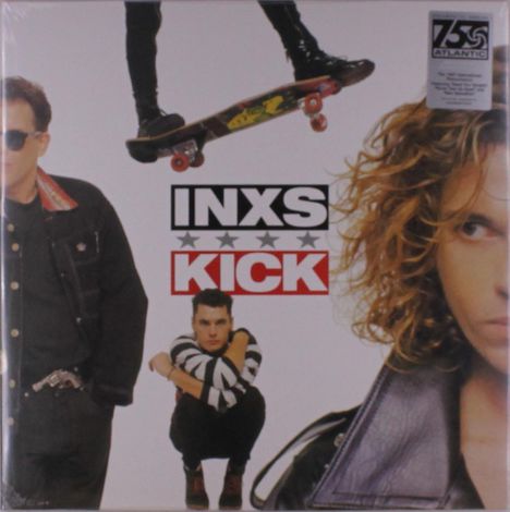 „INXS KICK“ in schwarzer und roter Schrift. Personen: Eine mit lockigem Haar, eine mit Sonnenbrille, eine hockend. Skateboard oben.