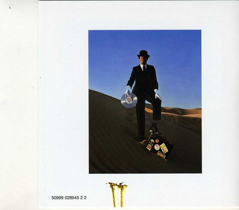 Seriennummer: 50999 028945 2 2. Ein Mann in Anzug und Melone steht in einer Sandlandschaft mit Vinyl und Koffer.