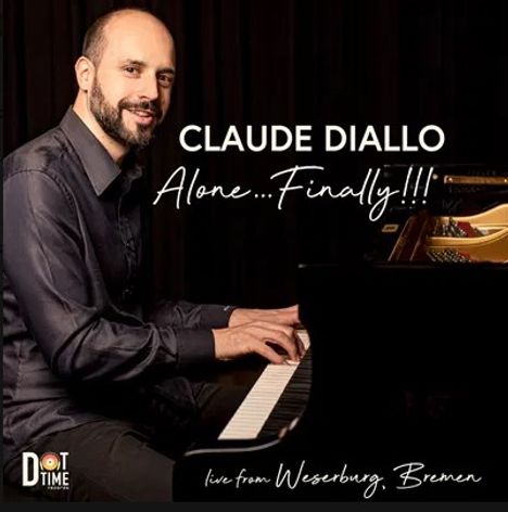 "CLAUDE DIALLO Alone...Finally!!! live from Weserburg, Bremen." Ein Mann spielt lächelnd am Klavier. Links unten Logo.