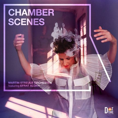 "CHAMBER SCENES", "MARTIN STREULE ORCHESTRA featuring EFRAT ALONY". Eine Frau mit erhobenen Armen, trägt eine helle Bluse.