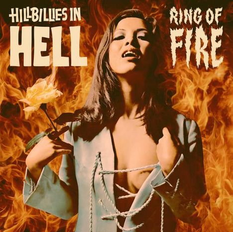 "Hillbillies in Hell" und "Ring of Fire" sind in großen Buchstaben abgebildet. Frau mit gelber Blume vor Flammenhintergrund.