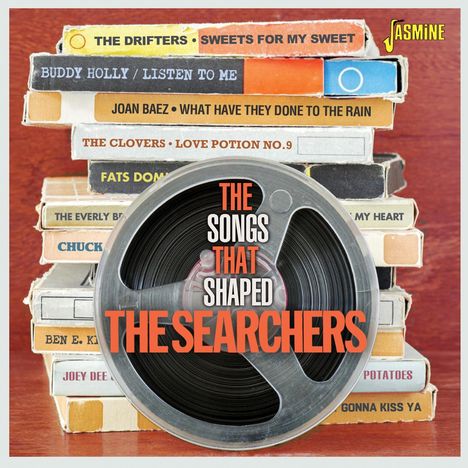 "The Songs That Shaped The Searchers." Kassettenstapel mit Musiktiteln. Großes Tonband im Vordergrund. Jasmine-Logo oben rechts.