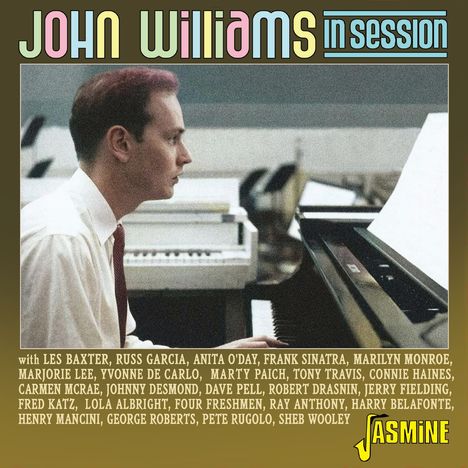 "John Williams in session" in bunten Buchstaben, eine Person spielt Klavier in einem Aufnahmestudio.