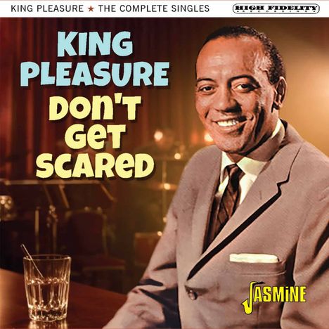 "King Pleasure - Don't Get Scared", ein Mann in Anzug lächelt, steht in einem stimmungsvollen, jazzigen Club.