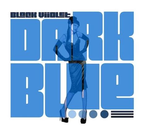 "Black Violet DARK BLUE" steht in großen blauen Buchstaben. Im Hintergrund posiert stilisiert eine Frau in einem Kleid.