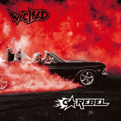 "Wicked" und "Rebel" im roten Rauch, drei Personen mit Gitarren in einem schwarzen Cabrio. Rockige, dynamische Szene.