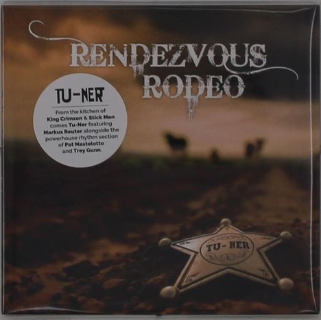 Text: "RENDEZVOUS RODEO", "TU–NER". Ein Sheriff-Stern liegt auf einem staubigen Weg, im Hintergrund verschwommene Kühe.