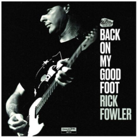 Text: BACK ON MY GOOD FOOT RICK FOWLER. Schwarz-Weiß-Foto eines Gitarrenspielers in Profilansicht.