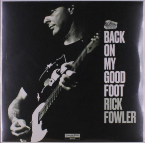 "BACK ON MY GOOD FOOT RICK FOWLER" steht rechts. Ein Mann spielt Gitarre in Schwarz-Weiß, trägt Hut und T-Shirt.