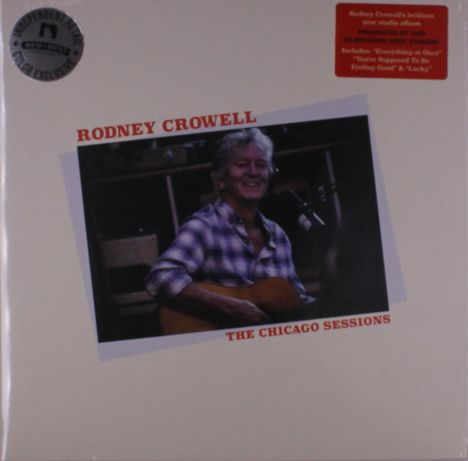 "RODNEY CROWELL: THE CHICAGO SESSIONS". Aufnahme zeigt lachenden Mann mit Gitarre vor Mikrofon.