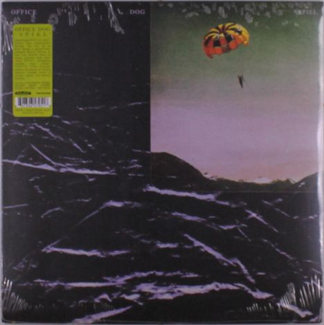 "OFFICE DOG SPIEL" und "DOG" oben; Fallschirmspringer unter orangem Fallschirm vor einem gemalten, dunklen Berg.