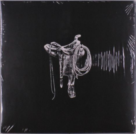 Keine Texte sichtbar. Schwarze Fläche mit zentralem, weißem Abbild eines Westernsattels mit Seil und Zügeln.