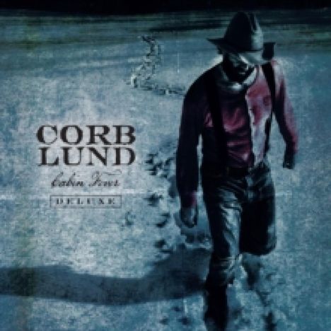 "Corb Lund Cabin Fever Deluxe." Ein Mann in rotem Hemd und Hut läuft durch Schnee mit Fußabdrücken.