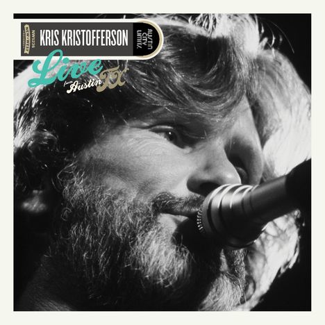„Kris Kristofferson Live from Austin TX“. Nahaufnahme eines bärtigen Mannes, der in ein Mikrofon singt. Schwarz-Weiß-Fotografie.