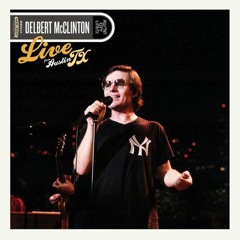 "Delbert McClinton", "Live from Austin TX". Ein Mann singt ins Mikrofon, trägt ein schwarzes T-Shirt mit "NY"-Logo.