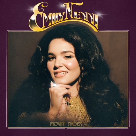 Texte: "Emily Neni", "Movin' Shoes". Eine Frau mit langen, dunklen Haaren lächelt und trägt ein glänzendes, gepunktetes Kleid.