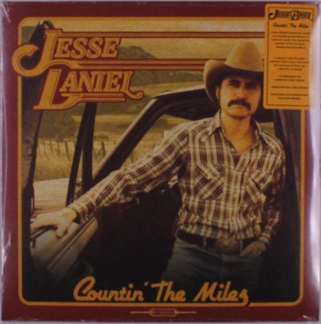 Logo von Jesse Daniel, Titel "Countin' The Miles", Mann mit Cowboyhut und kariertem Hemd an einem Autotürrahmen.