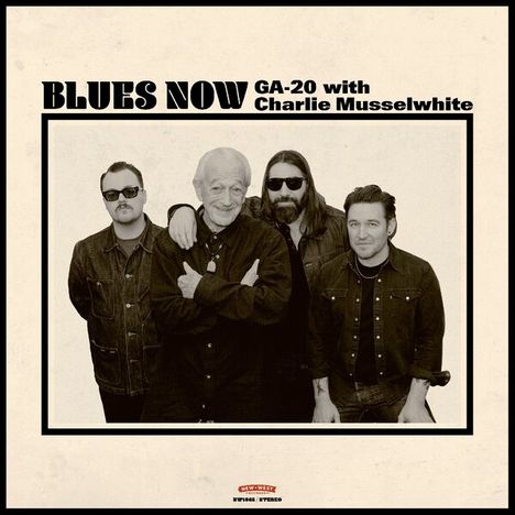 "BLUES NOW GA-20 with Charlie Musselwhite." Vier Männer in dunkler Kleidung, eine Gruppe posiert lächelnd.