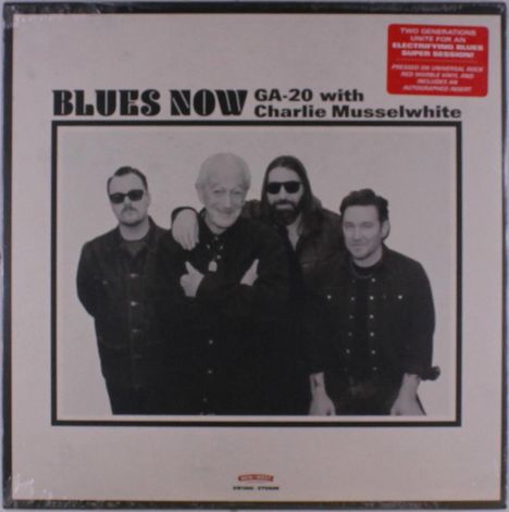 "BLUES NOW GA-20 with Charlie Musselwhite." Vier Männer in schwarzer Kleidung, einer mit Sonnenbrille, lächeln für ein Foto.