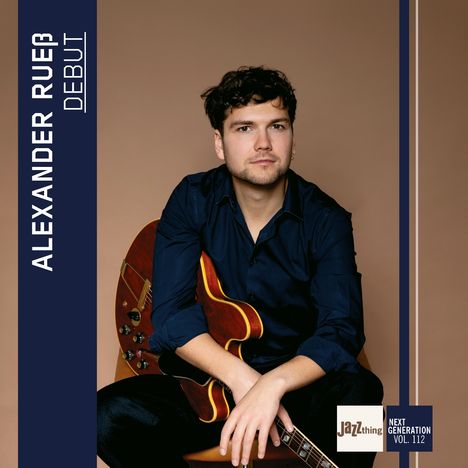 Text "ALEXANDER RUEß DEBUT" links, "Jazz thing NEXT GENERATION VOL. 112" unten; Mann mit Gitarre, brauner Hintergrund.