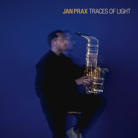 Oben steht "JAN PRAX TRACES OF LIGHT". Ein Mann mit Saxophon sitzt, die Konturen sind verwischt, blauer Hintergrund.
