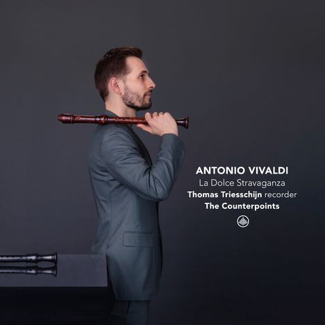 „ANTONIO VIVALDI, La Dolce Stravaganza, Thomas Triesschijn recorder, The Counterpoints.“ Ein Mann mit Flöte auf der Schulter.