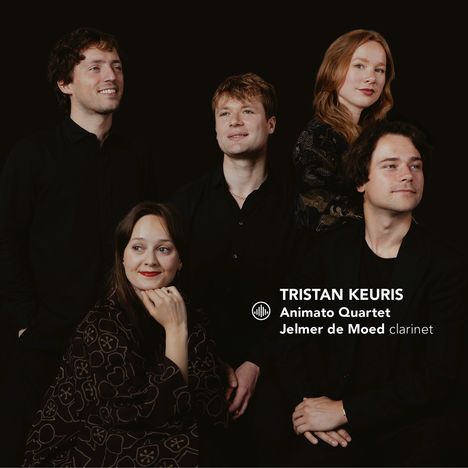 TRISTAN KEURIS, Animato Quartet, Jelmer de Moed, clarinet. Fünf Menschen in dunkler Kleidung vor schwarzem Hintergrund.