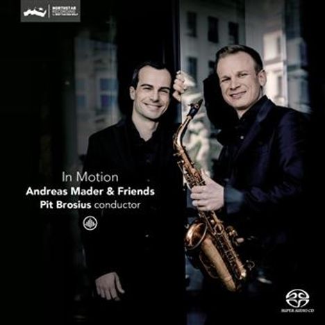 "In Motion Andreas Mader & Friends Pit Brosius conductor" steht auf dem Cover. Zwei Männer, einer mit Saxophon.