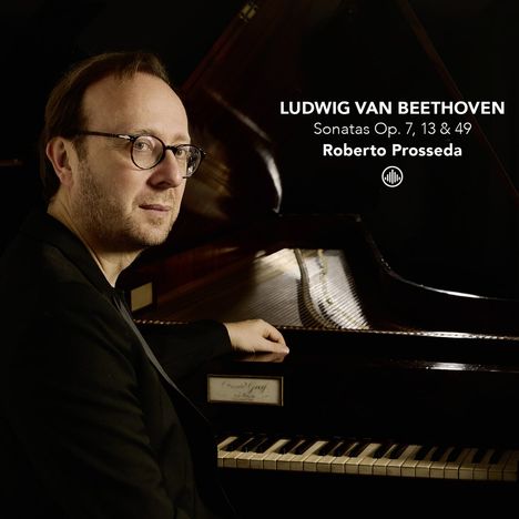 Texte: "LUDWIG VAN BEETHOVEN, Sonatas Op. 7, 13 & 49, Roberto Prosseda". 
Ein Mann mit Brille sitzt am Klavier, im Hintergrund dunkles Holz.