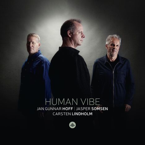 Der Text „HUMAN VIBE“ sowie die Namen Jan Gunnar Hoff, Jasper Somsen, Carsten Lindholm stehen über schwarz gekleideten Männern.