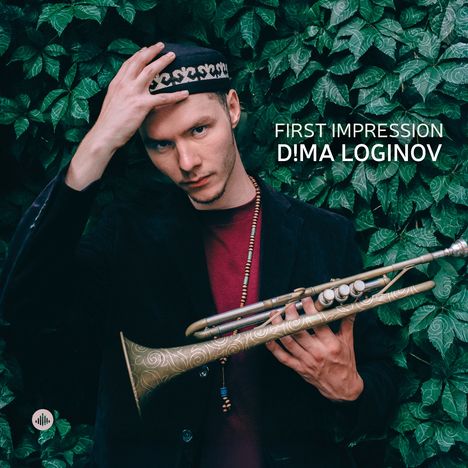 Texte: "FIRST IMPRESSION", "D!MA LOGINOV". Ein Mann mit Kopfbedeckung hält eine Trompete vor einem Blätterhintergrund.