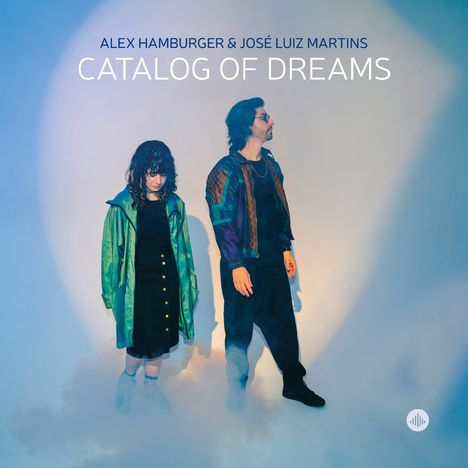 Text: "ALEX HAMBURGER & JOSÉ LUIZ MARTINS, CATALOG OF DREAMS". Zwei Personen stehen in einem nebligen Raum.