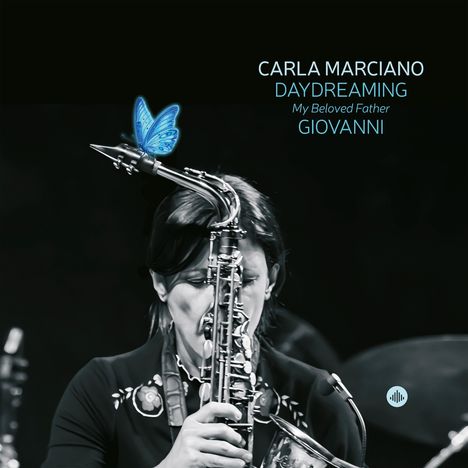 Text: "CARLA MARCIANO DAYDREAMING My Beloved Father GIOVANNI". Eine Frau spielt Saxophon mit einem blauen Schmetterling.