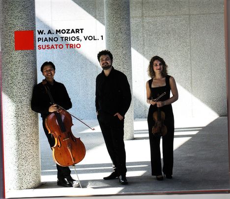 "W. A. Mozart, Piano Trios, Vol. 1, Susato Trio." Drei Menschen mit Instrumenten vor Säulen, helles Licht.