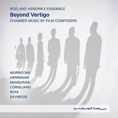 ROELAND HENDRIKX ENSEMBLE, Beyond Vertigo, Chamber Music by Film Composers. Silhouetten von Musikern vor grauem Hintergrund.
