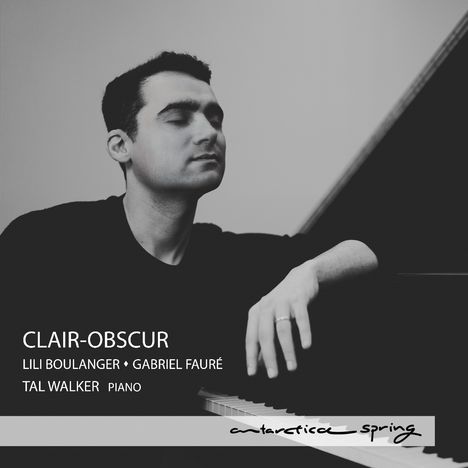 Titel: „CLAIR-OBSCUR“, Künstler: LILI BOULANGER, GABRIEL FAURÉ, TAL WALKER am Klavier. Schwarz-weiß Bild eines Pianisten.