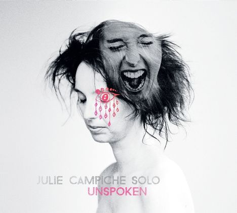 Text: "JULIE CAMPICHE SOLO UNSPOKEN". Ein weibliches Gesicht mit geschlossenen Augen, darüber ein offen lachendes Gesicht. Ein pinkes Auge ist gezeichnet.