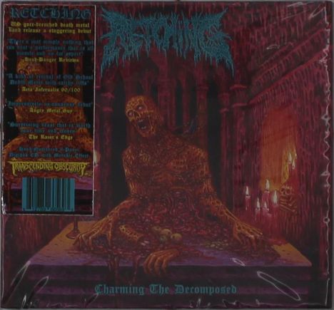 „Charming The Decomposed“ steht unten. Ein verwestes Monster liegt auf einem Altar in einem düsteren, kerzenbeleuchteten Raum.