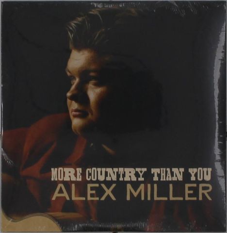 "MORE COUNTRY THAN YOU ALEX MILLER". Ein Mann schaut nach links, es ist ein dunkles und stimmungsvolles Porträt.