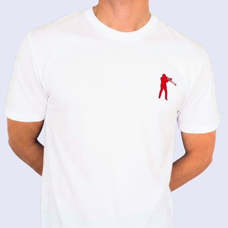 Weißes T-Shirt mit rotem Logo einer Person, die Posaune spielt. Person trägt das T-Shirt, Falten sind sichtbar.