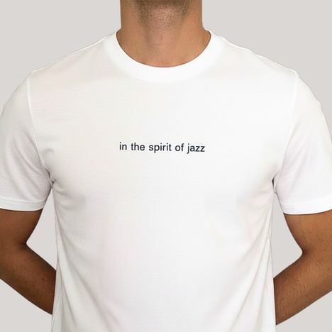 Weißes T-Shirt mit der Aufschrift "in the spirit of jazz" in schlichter Schrift. Person trägt das Shirt.