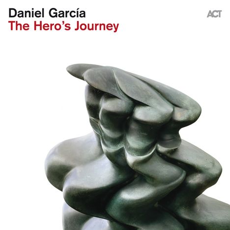 Text: "Daniel García The Hero’s Journey" und ein Logo oben rechts. Darunter eine abstrakte, geschwungene Skulptur in Grau.