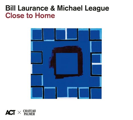 „Bill Laurance & Michael League, Close to Home.“ Abstrakte Illustration mit blauen und schwarzen quadratischen Formen.